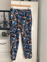 Benetton Hose dunkelblau mit Blumenmuster bunt Niedersachsen - Rieste Vorschau