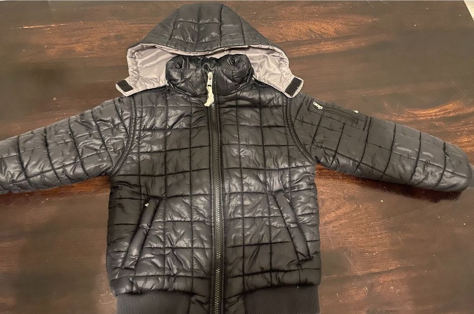 Super schöne schwarze Nike Jacke gefüttert 110-116 in Baden-Württemberg -  Freiburg im Breisgau | eBay Kleinanzeigen ist jetzt Kleinanzeigen