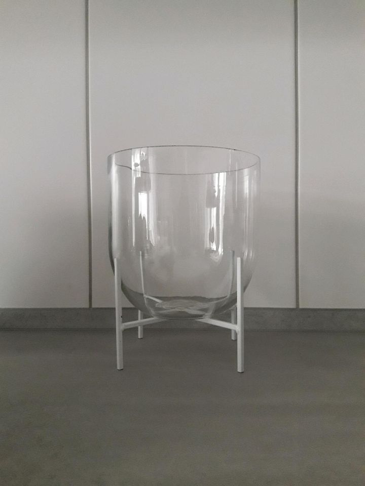 Vase mit Metallsockel. Höhe insgesamt 22 cm. in Holdorf
