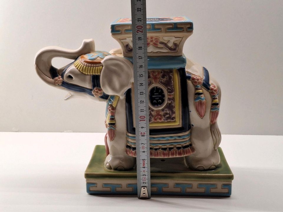 Keramik Blumenhocker in Elefanten Motiv in Mayen