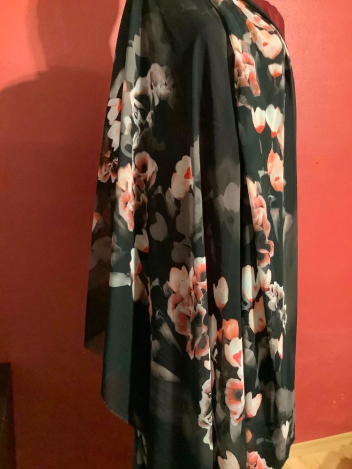 Kleiderstoff Stoff, 3 m Chiffon, schwarz mit Blumen in Volkenschwand