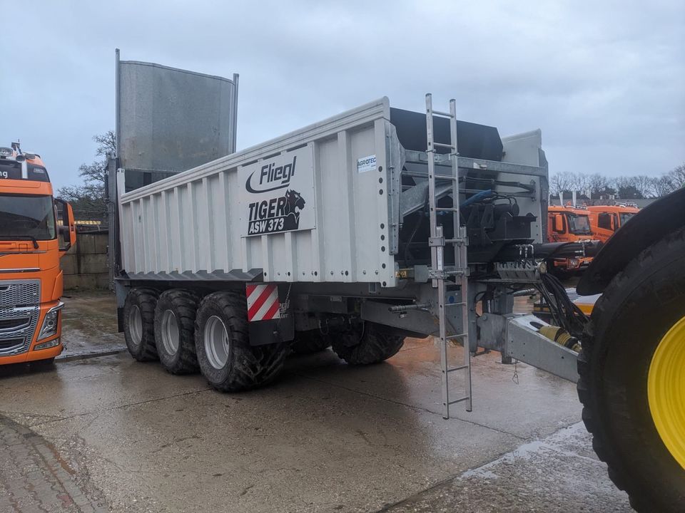 Fliegl  ASW373 Tiger Abschiebewagen mit Streuwerk und Heckklappe in Borken