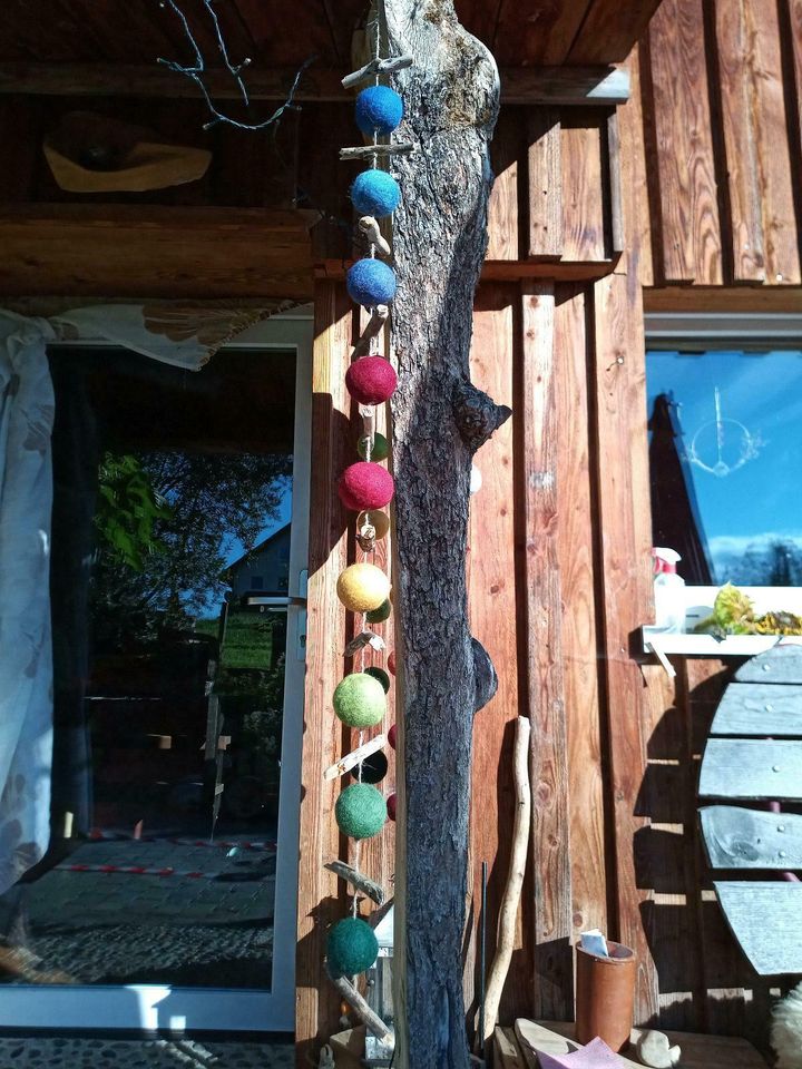 Windspiel Girlande Garten Deko Schwemmholz Filzkugeln in Argenbühl