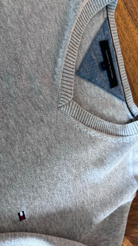 Tommy Hilfiger Pullover in hellgrau Größe S in Berlin