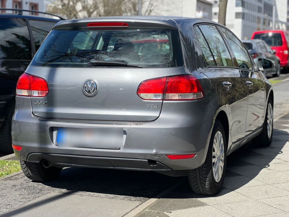 Volkswagen Golf 1.6 TDI Comfortline /Klimateonic/Parktronic in Frankfurt am Main