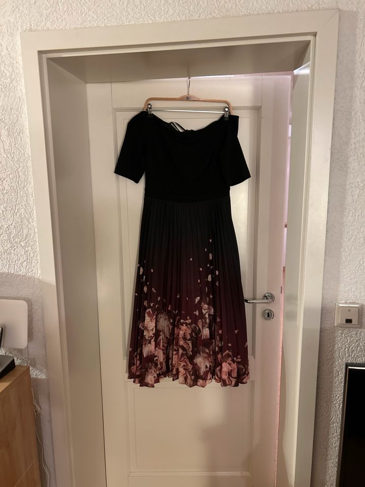 Schönes Midi-Kleid Plissee und Blumen british style Gr 38 in Lautertal