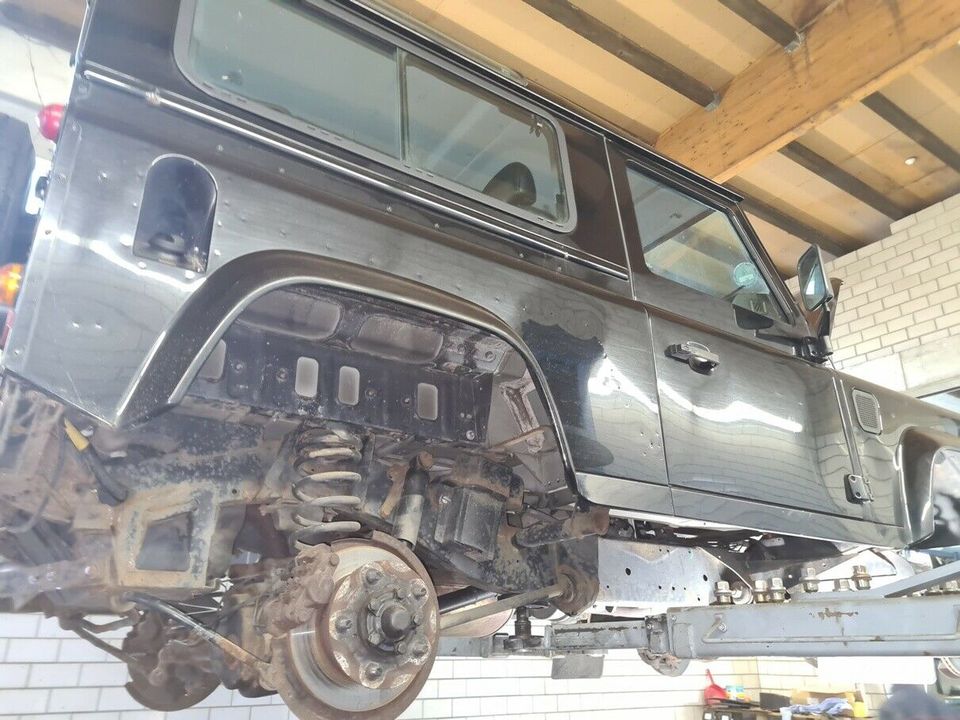 Land Rover Defender 90  Entrostung Unterbodenschutz Hohlraumwachs in Lindlar