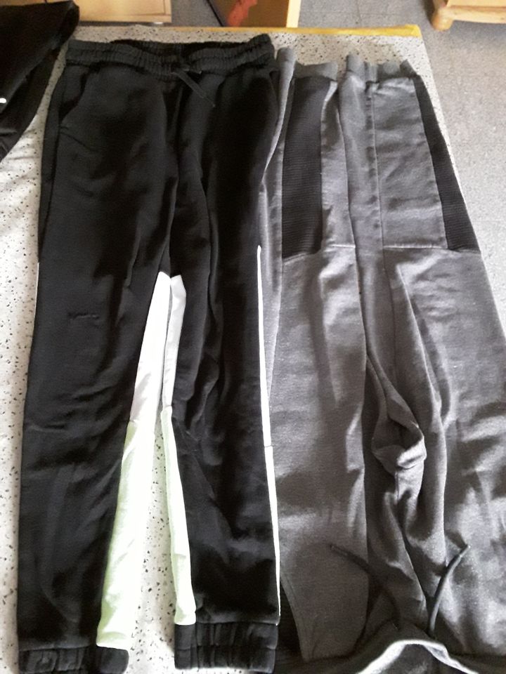 Jogginghose 2x schwarz/grau Größe 158, Jungs C& A in Oberschwarzach