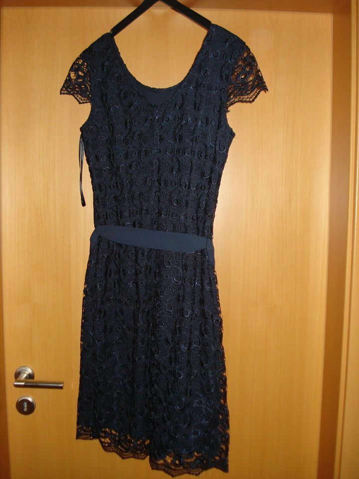 Kleid S.Oliver dunkelblau, Spitze mit Unterkleid, Gr. 38 in Jevenstedt