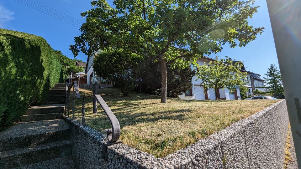 Freistehend, sonnig mit Solaranlage und -thermie - schönes und gepflegtes Einfamilienhaus in Wilnsdorf