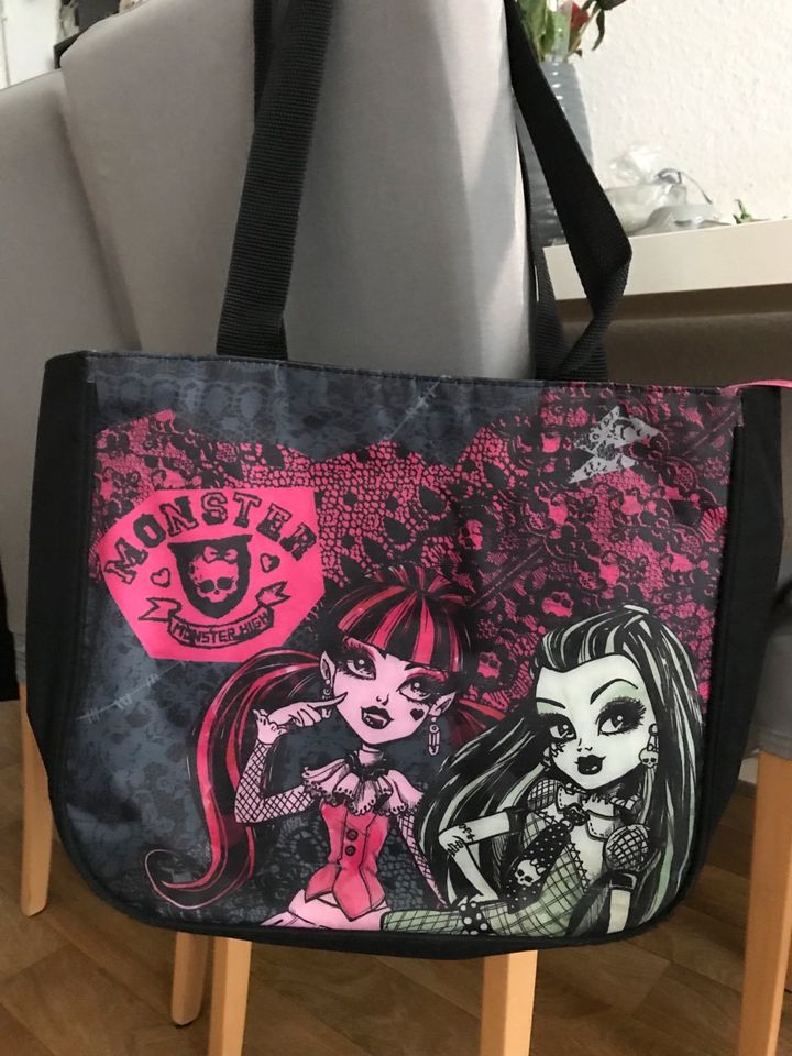 8xMonster High Puppen mit Accessoires in Aachen