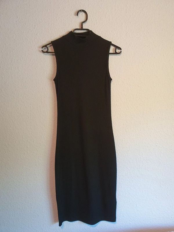 Schwarzes Midikleid von The Sting - Dein perfektes Basic! in Altenbamberg