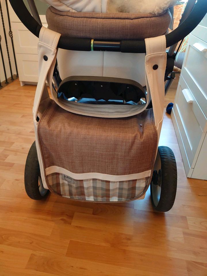 Teutonia Kinderwagen mit viel Zubehör in Arnsberg