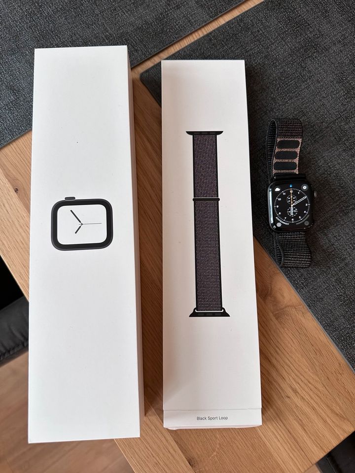 Apple Watch Serie 4, 44mm inkl. Panzerglasfolie in Schenefeld