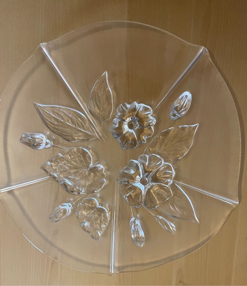 Tortenplatte aus Glas mit Blumenmuster in Düsseldorf