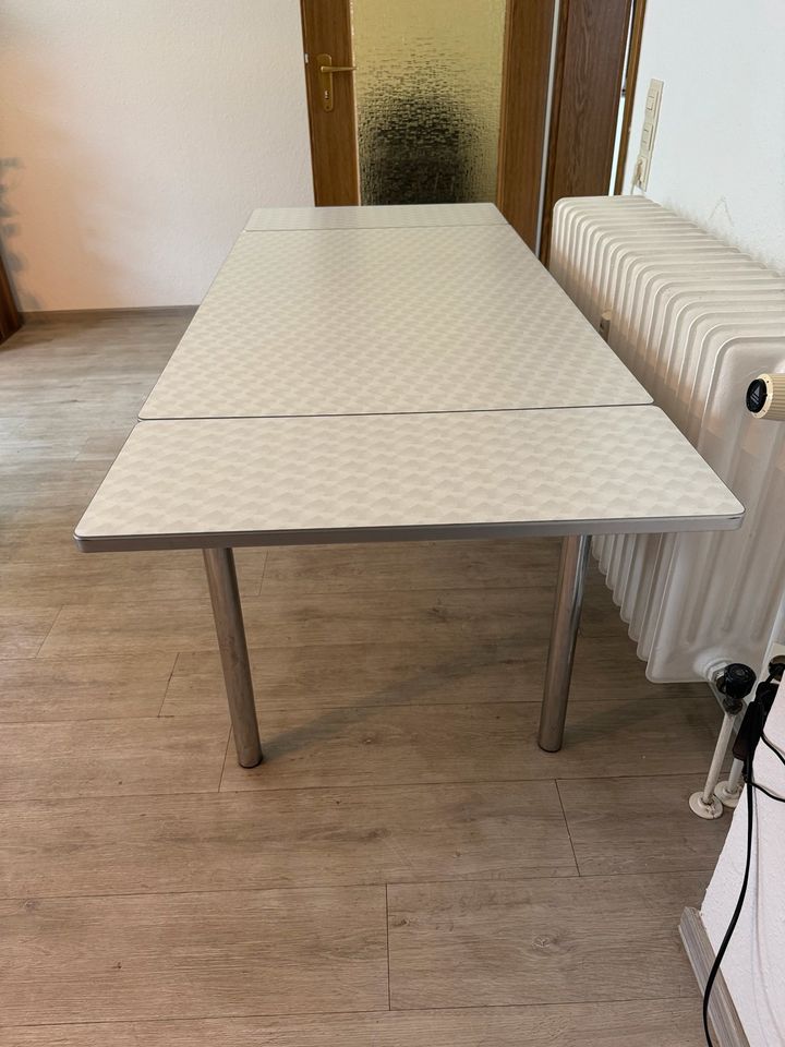 Ausziehbarer Tisch für 4 Personen in Bielefeld