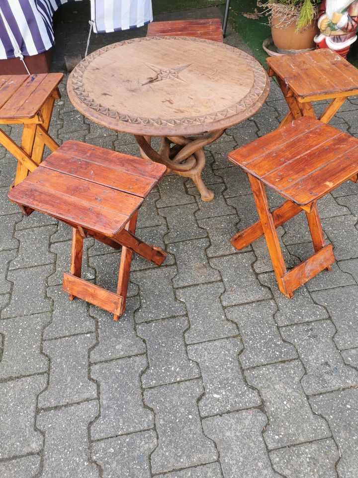 Spieltisch mit 6 Hocker aus massivem Holz in Hanau