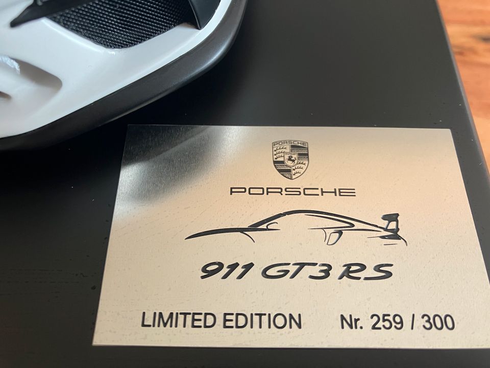 Porsche 911 GT3 RS  991.2 Weissach Paket 1:12 (Spark) in Kierspe
