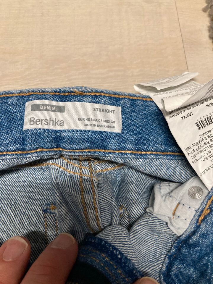 Bershka Straight Jeans Gr. 40 in Niederdorfelden