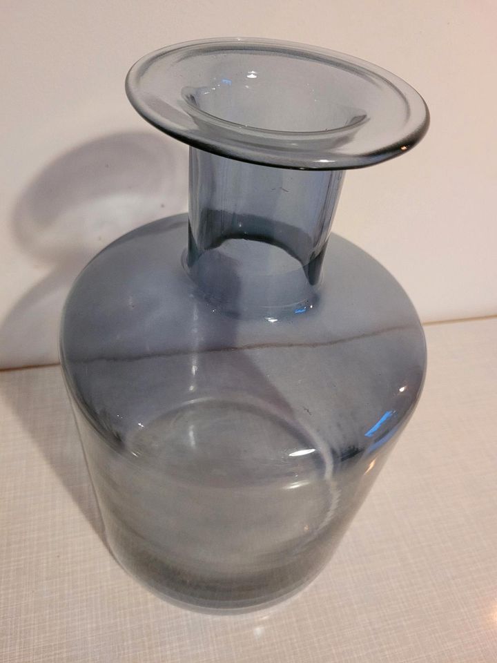 Blaue Vase aus Glas in Köln