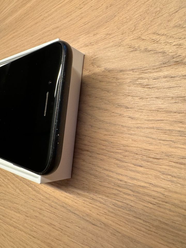 Apple iPhone SE 2020 64GB in Chemnitz