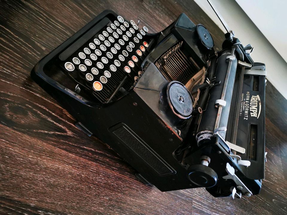 Schreibmaschine Triumph aus den 1940er in Bottrop