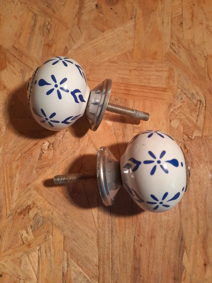 Schubladenknöpfe, Keramik mit blauen Motiv. in Schwedeneck