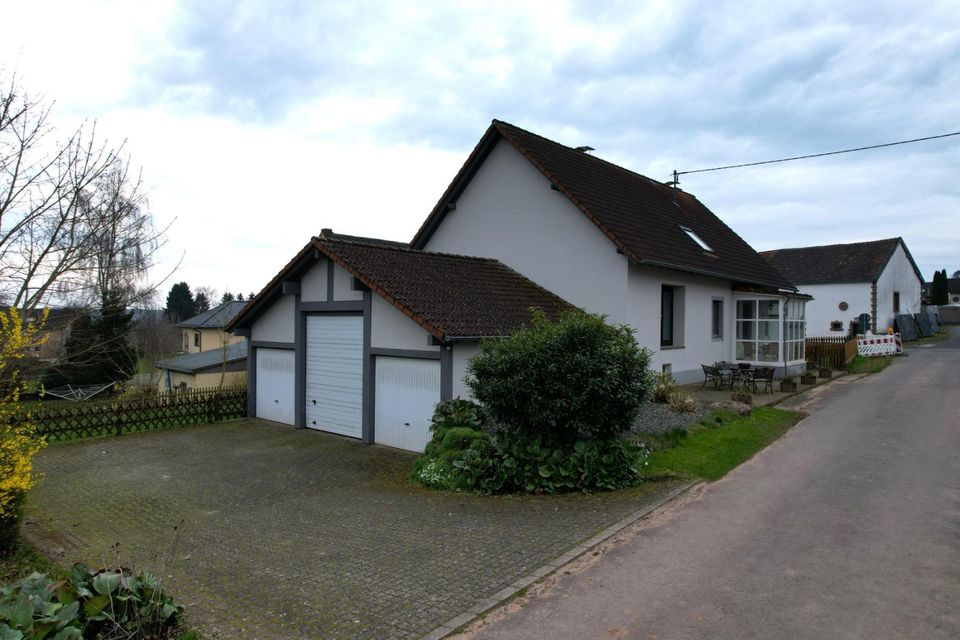 Ruhig gelegenes freistehendes Wohnhaus mit überdachter Terrasse, Garten und 3 Garagen in Neuheilenbach in Neuheilenbach