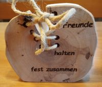 Baumscheibe Apfelholz 8 cm x 7 cm Freunde halten fest zusammen Bayern - Oberaurach Vorschau