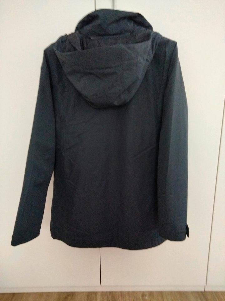 Regenfeste Damenjacke CMP ungetragen Gr. 40 schwarz (innen beige) in Laufen