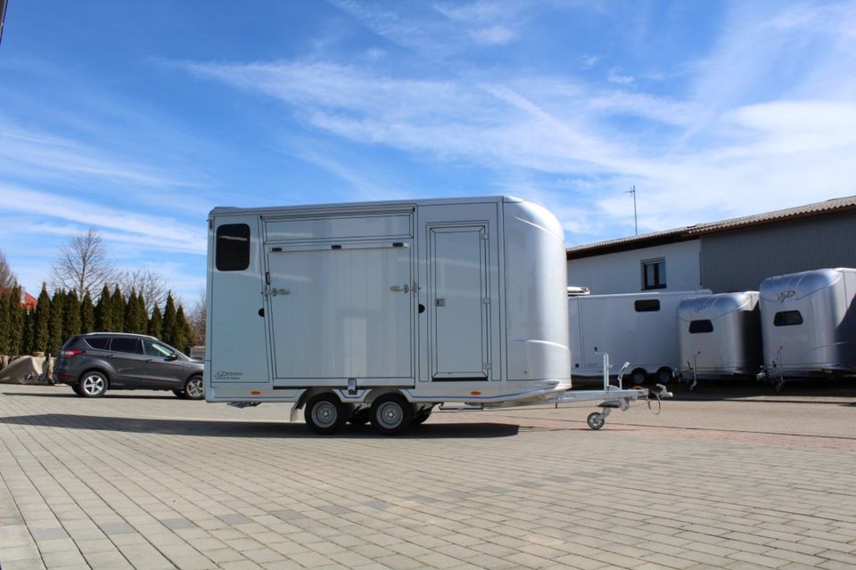 Pferdetransporter 2,7t Trailer Hengst mit kleiner Wohnung LKW in Unterschneidheim