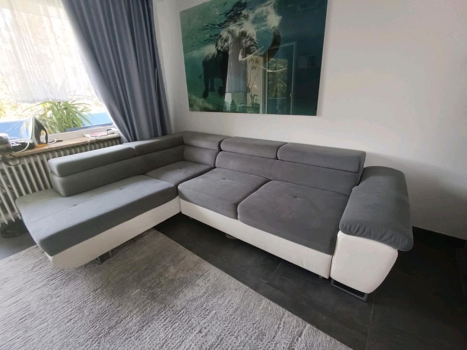 Sofa-Couch mit Schlaffunktion Wohnzimmercouch grau/weiß in Schwabach