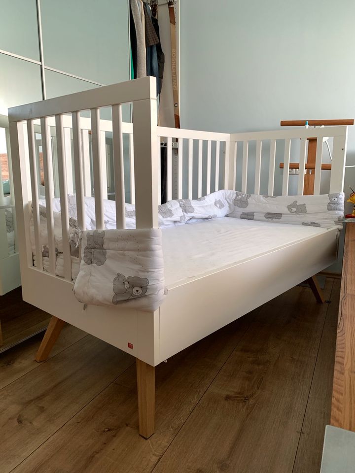 Babybett Kinderbett 70x140 Umbaubett weiß massiv in Crailsheim