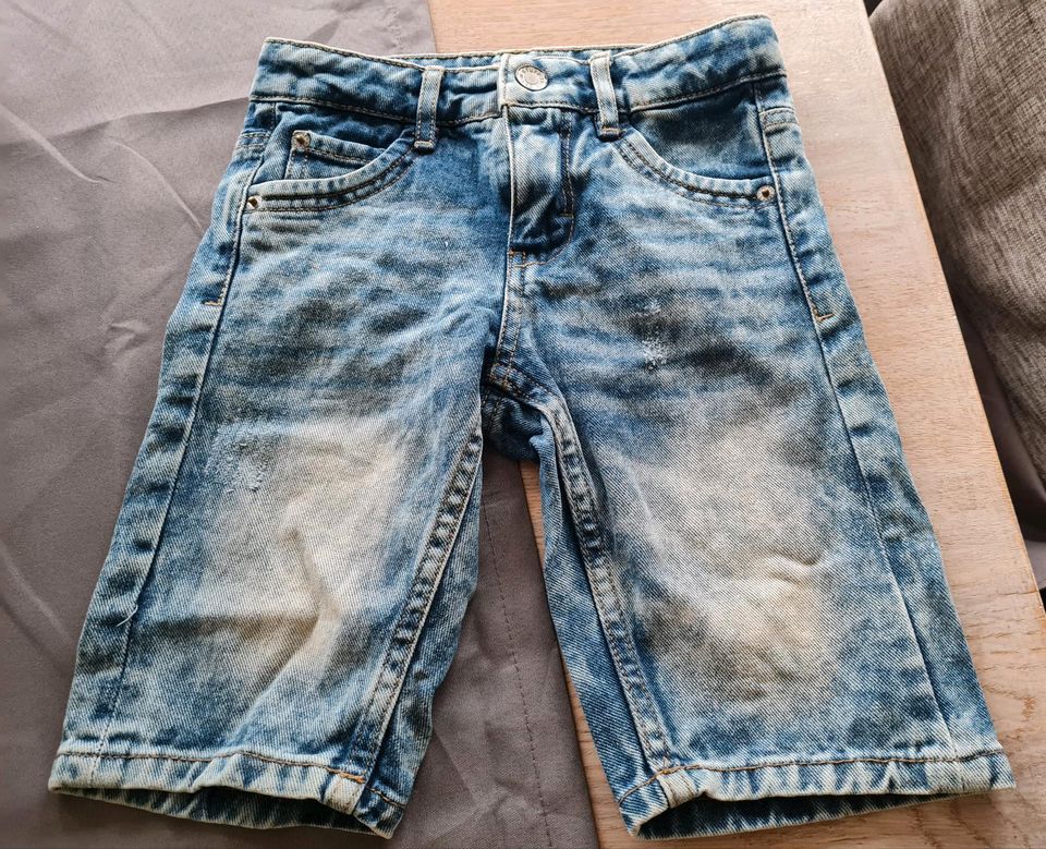 Jungen Jeans Bermudas Shorts 116 in Hessisch Oldendorf