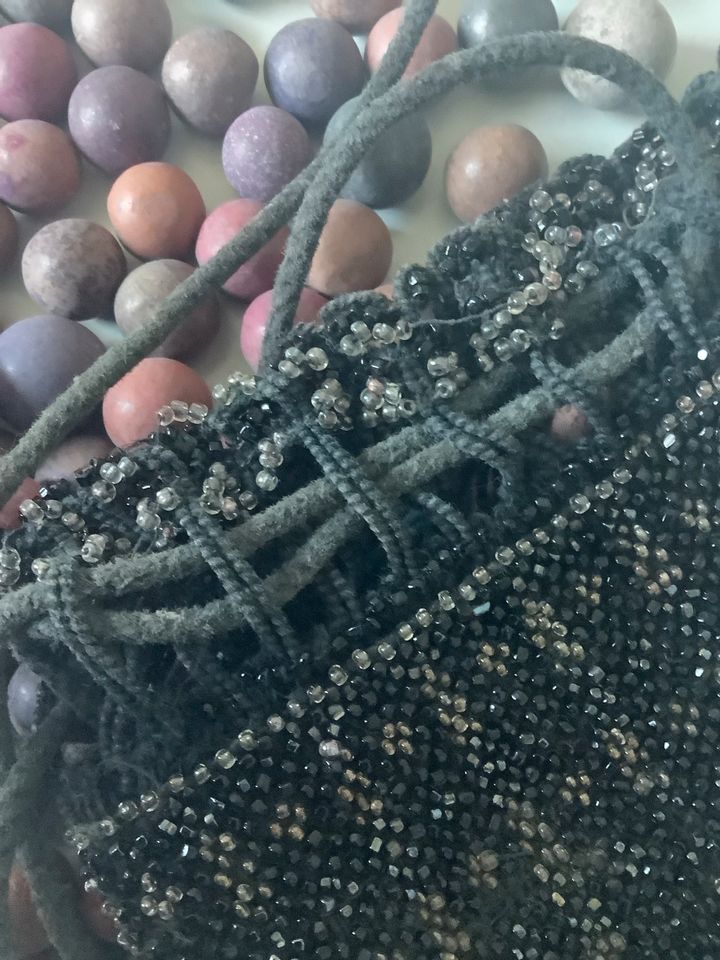 Antiker Perlenbeutel mit ganz vielen Murmeln über 100 Jahre alt in Hamburg