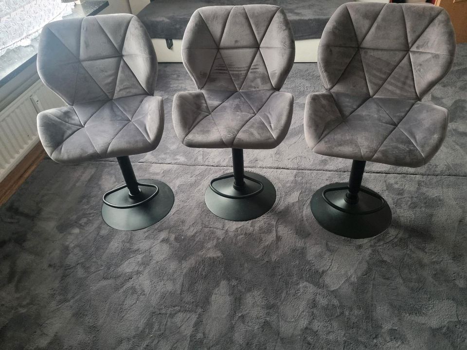 3 Samt - Grau Stühle, höhenverstellbar, 360° drehbar abzugeben in Bilshausen