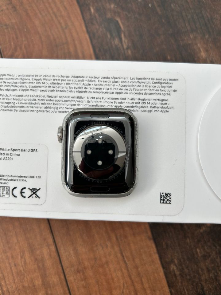 Apple Watch Series 6, 40mm inkl. 5 Armbändern in Berlin