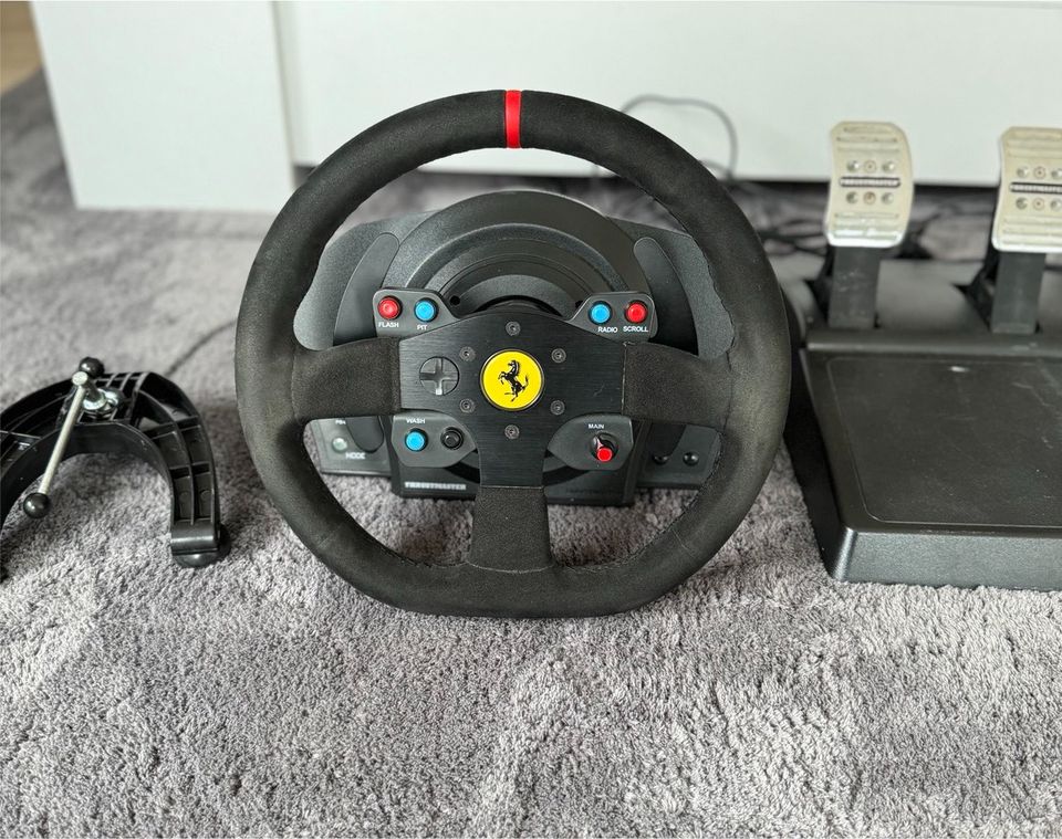 Thrustmaster T 300 RS Alcantara Lenkrad + T3PA Pedale PS5 in Weilerswist