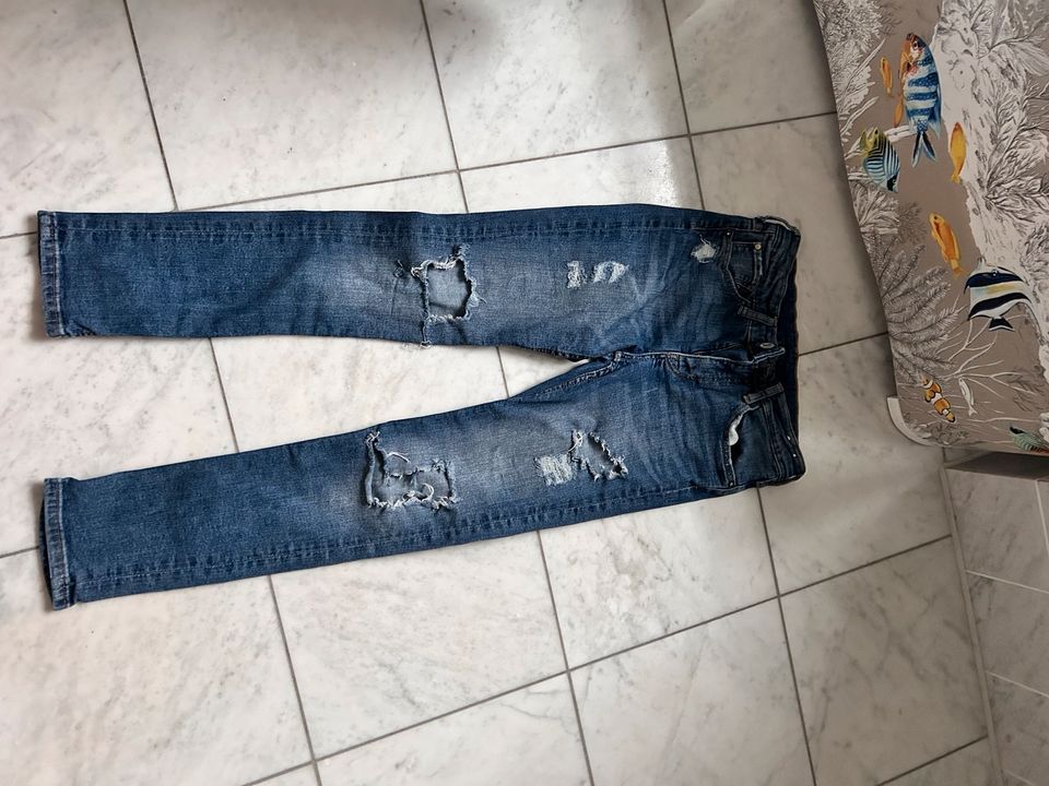 Jeans mit Löcher Optik Größe 146 in Hamburg