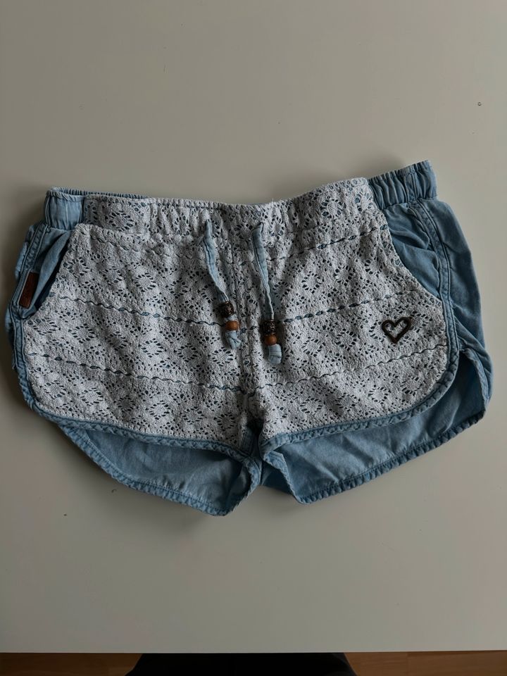 Shorts mit Spitzenoptik in Mülheim (Ruhr)