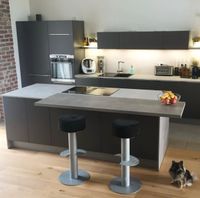 Luxus Küche mit Insel und Steinarbeitsplatte grau schwarz Nordrhein-Westfalen - Willich Vorschau