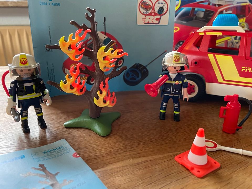 Playmobil Feuerwehr 5364 + Feeuerwehrmann mit brennendem Baum in Schaalby