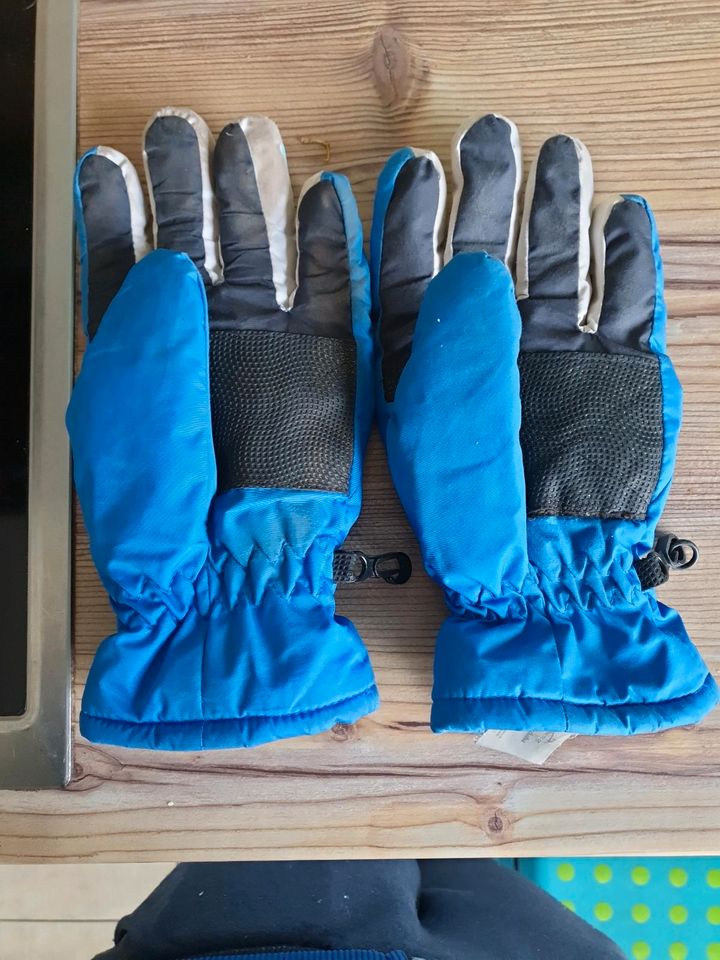 Zwei linke! Handschuhe Größe 7 in Berlin