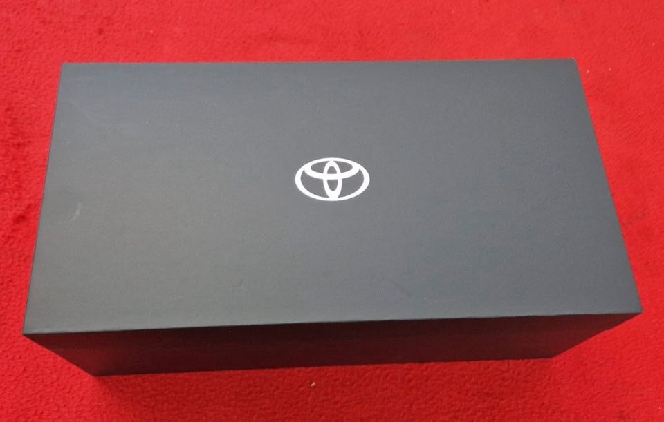 Original Toyota Geschenkbox NEUER INHALT MIT DARUMA in Lich