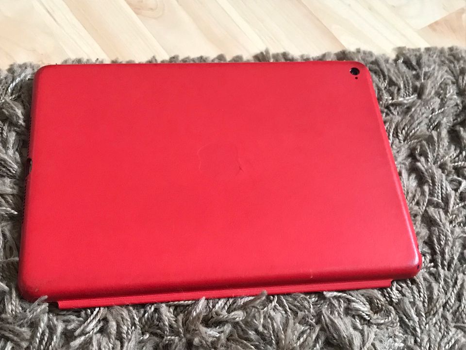 iPad Air 2 Gold mit roter Schutzhülle in Crinitzberg