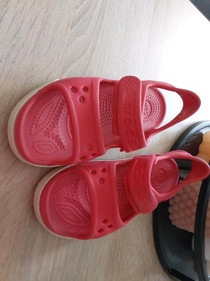 UNISEX CROCS SANDALEN GR C12 29/30 ROT/BLAU GUTER ZUSTAND in Velbert