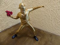 Banksy "Blumenwerfer" Skulptur Figur in der Farbe Gold DekoArt Nordrhein-Westfalen - Gronau (Westfalen) Vorschau