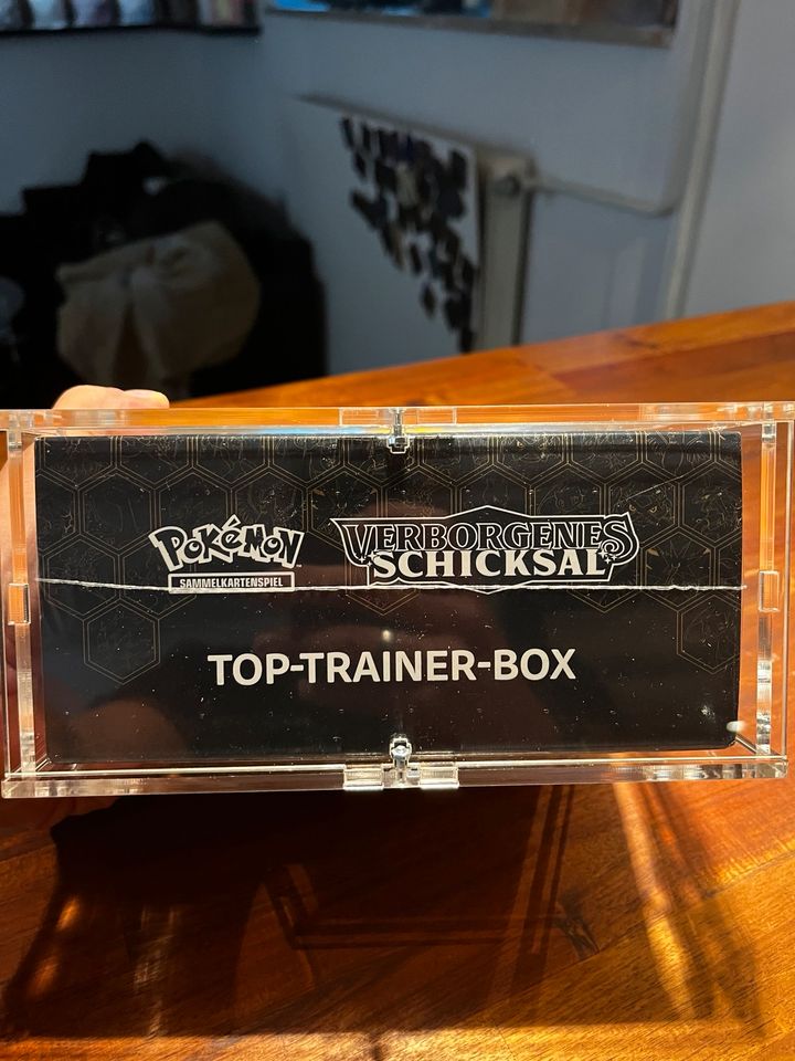 Pokémon Verborgenes Schicksal Top Trainer Box NEU in Gröbenzell