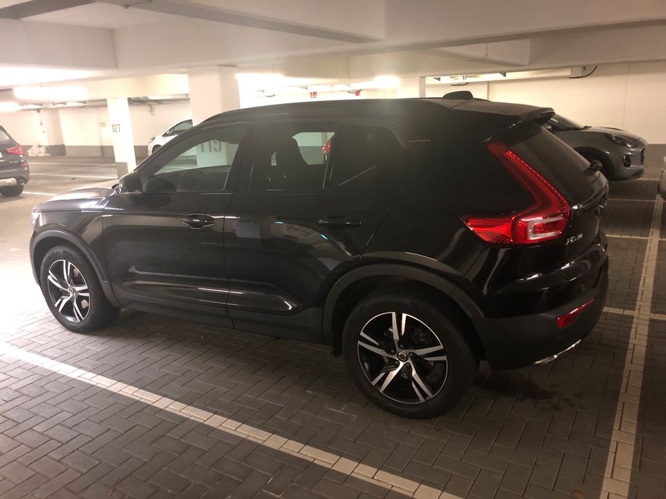 Volvo XC 40 R-Design AWD in Köln