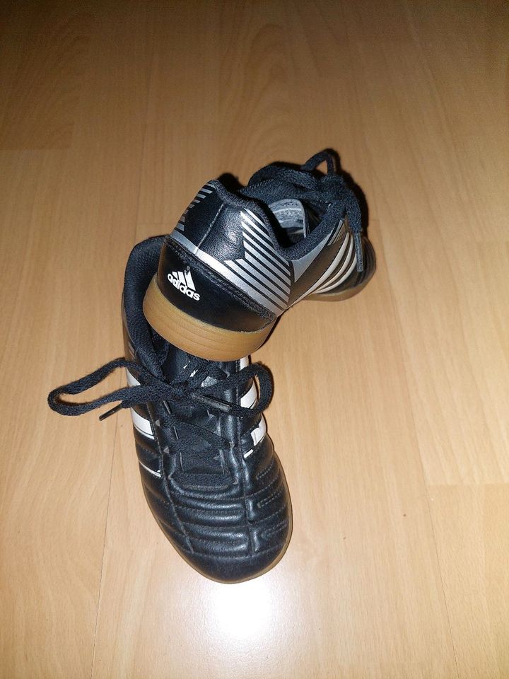 Adidas Fußballschuhe Kinder 31 schwarz in Berlin